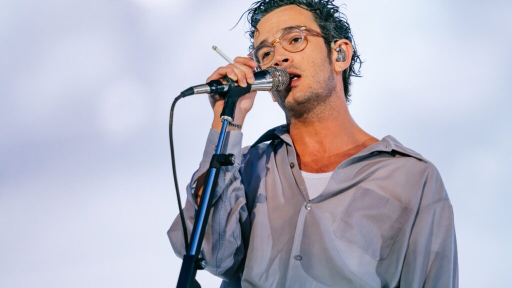 matty-healy-apologizes-once-again-before-acting-out-‘betterhelp’-ad-on-stage