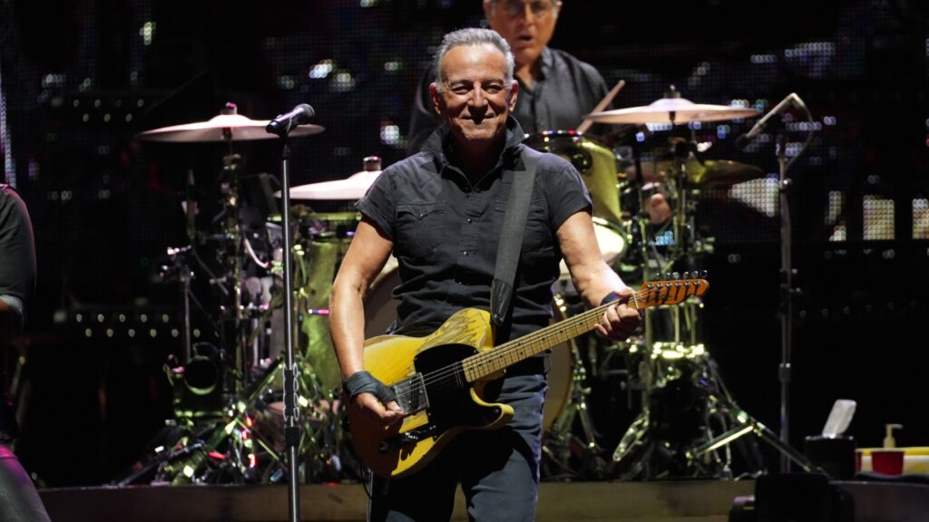 bruce-springsteen-plots-return-to-the-road-in-spring-2024