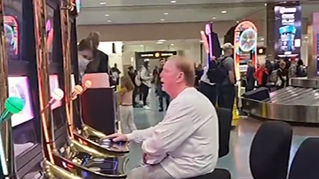 raiders-owner-mark-davis-plays-airport-slots-in-las-vegas