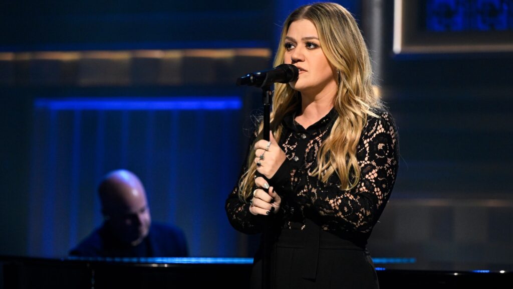 kelly-clarkson-takes-over-‘fallon’-to-perform-‘lighthouse,’-play-backward-songs-game