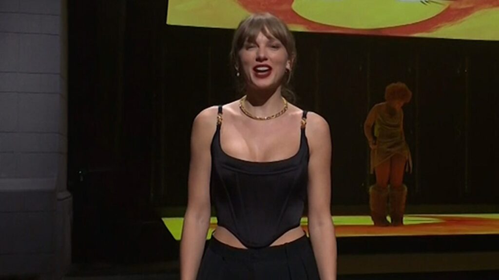 taylor-swift-introduces-ice-spice-on-‘snl,’-travis-kelce-makes-cameo