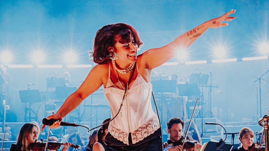 raye-turns-‘my-21st-century-blues’-into-choir-backed-symphony-with-cinematic-live-album