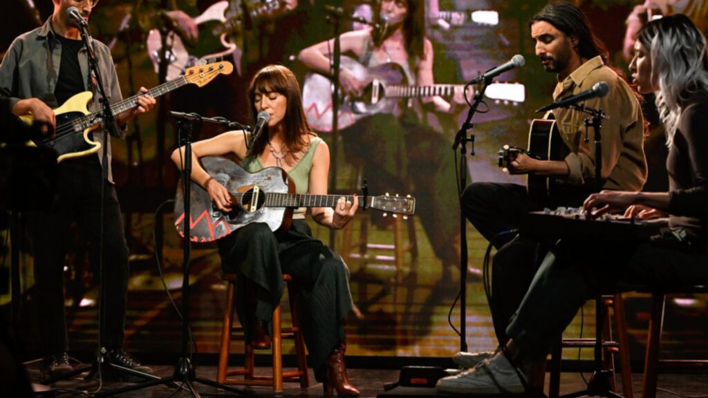 feist-embraces-‘hiding-out-in-the-open’-on-‘the-tonight-show’