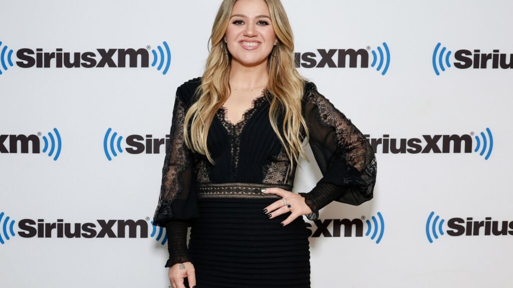 kelly-clarkson-thought-leaving-‘the-voice’-was-a-‘horrible-decision,’-but-she-wanted-to-smile-again