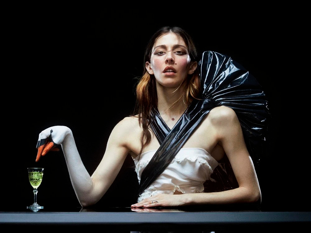 caroline-polachek-schools-the-class-with-‘dang’-premiere-on-‘colbert’