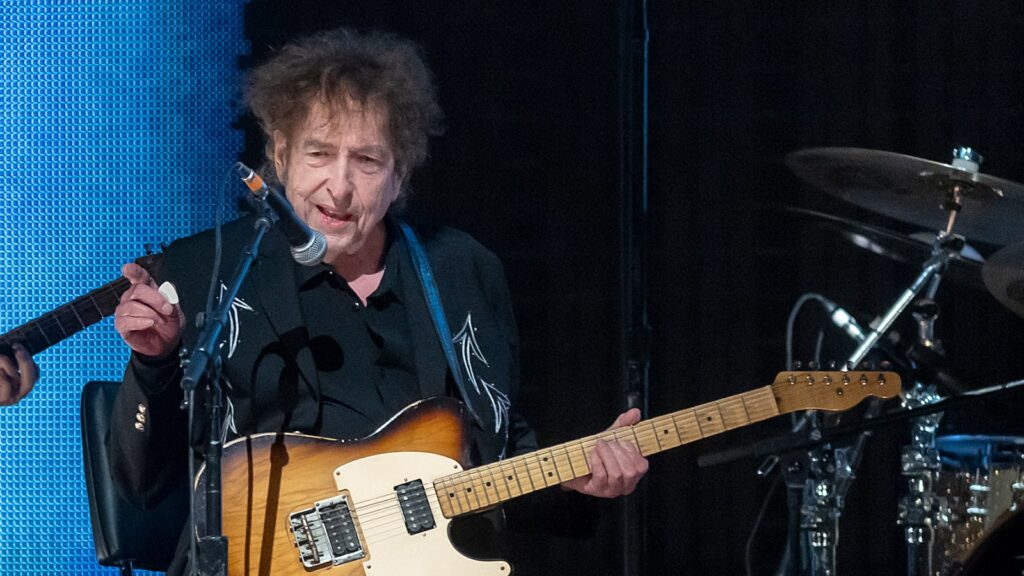 hear-bob-dylan-cover-john-mellencamp,-dwight-yoakam-at-recent-tour-stops