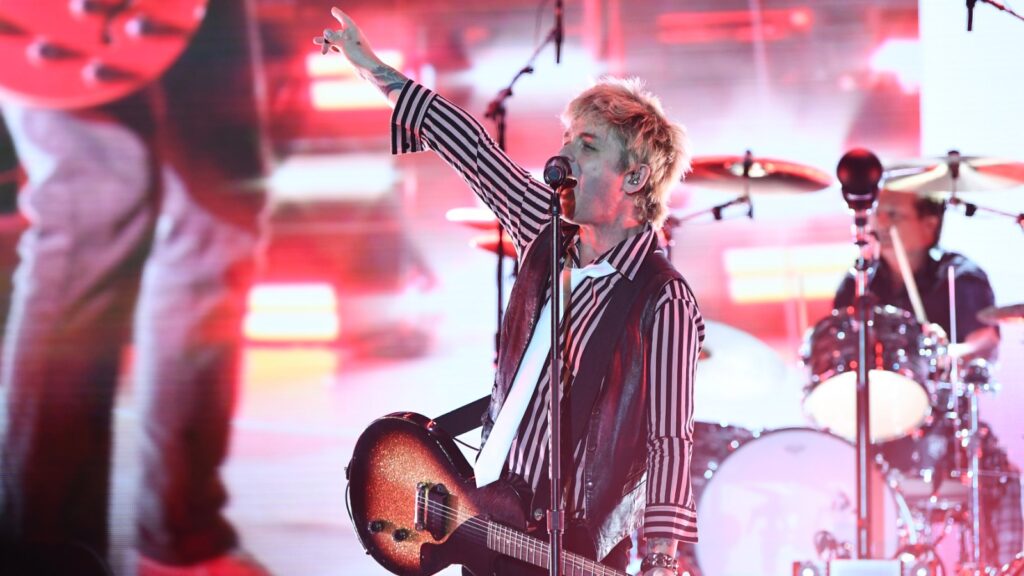 green-day-premieres-new-song-‘look-ma,-no-brains’-during-when-we-were-young-headlining-set