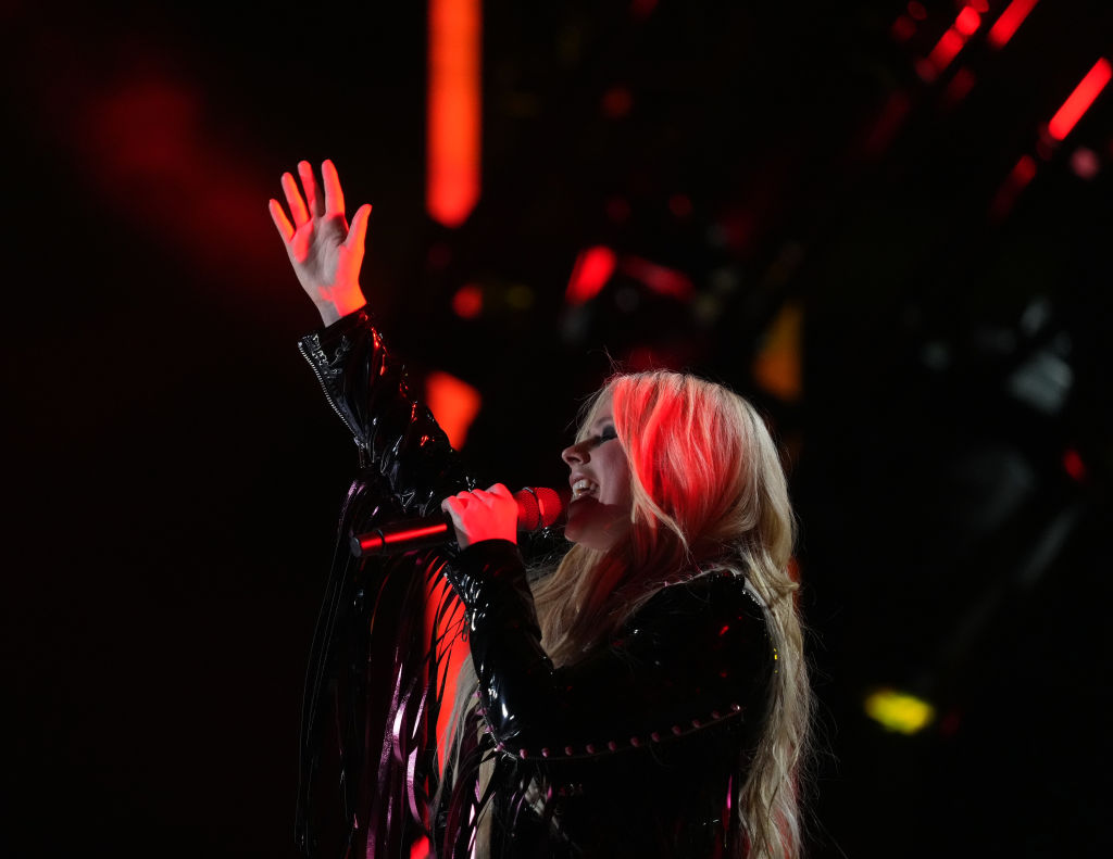 watch-avril-lavigne-perform-‘sk8er-boi’-with-all-time-low-at-when-we-were-young-festival