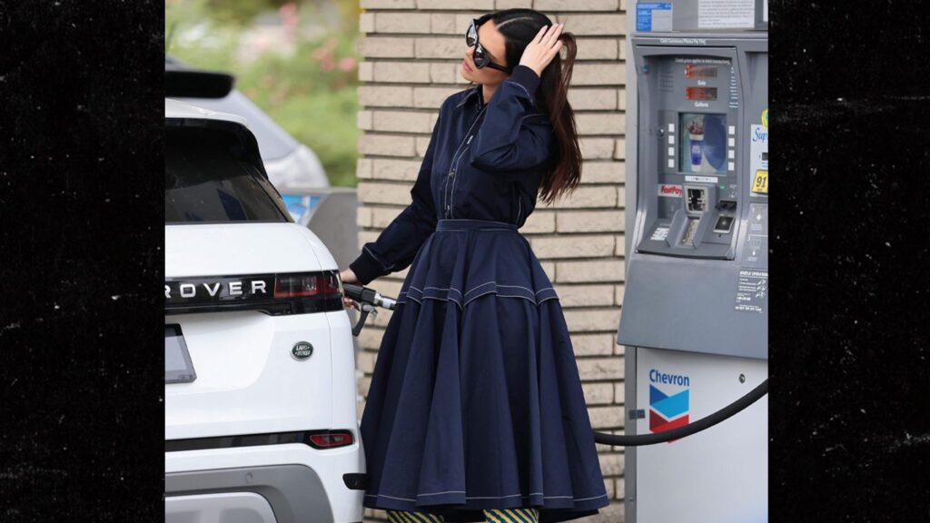 kendall-jenner-pumps-gas-and-shops-at-convenience-store-in-high-fashion