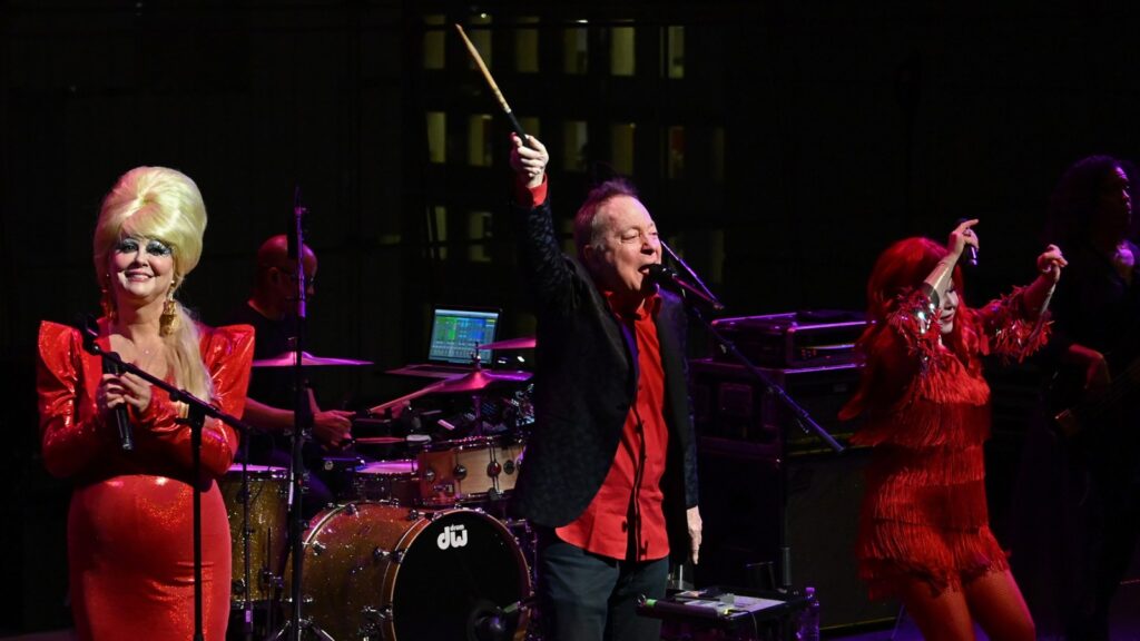 white-house-cancels-the-b-52’s-state-dinner-performance-amid-‘sorrow’-of-israel-hamas-war