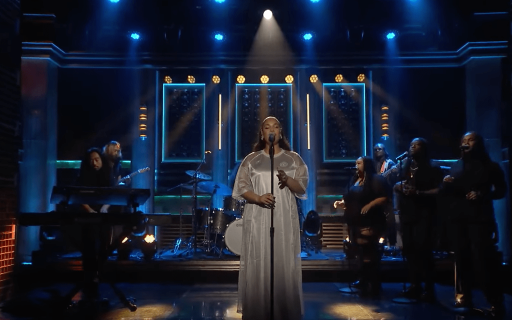 jorja-smith-showcases-‘falling-or-flying,’-‘little-things’-medley-on-‘fallon’