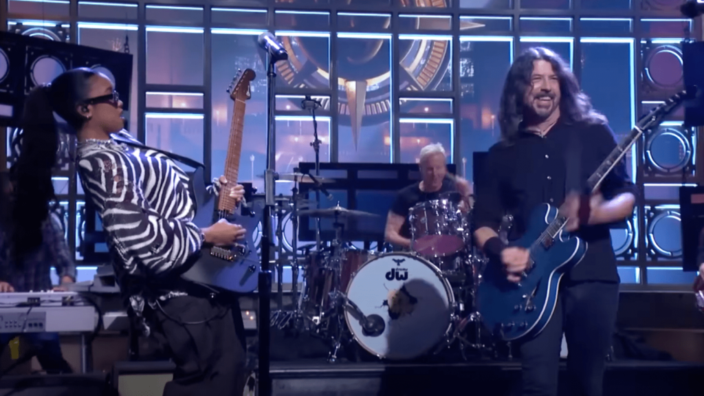 foo-fighters-joined-by-her.,-introduced-by-christopher-walken-on-‘snl’