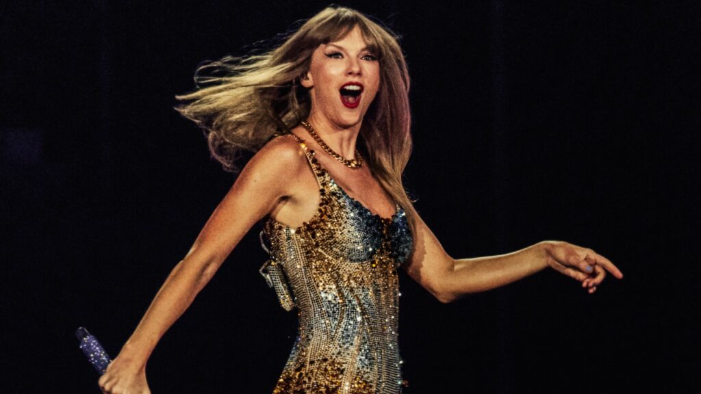 taylor-swift-breaks-her-own-record-for-most-streamed-album-in-a-single-day