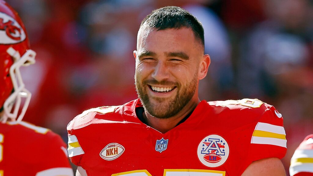 a-swiftie’s-halloween-costume-joked-that-taylor-swift-put-travis-kelce-on-the-map-—-he-loved-it