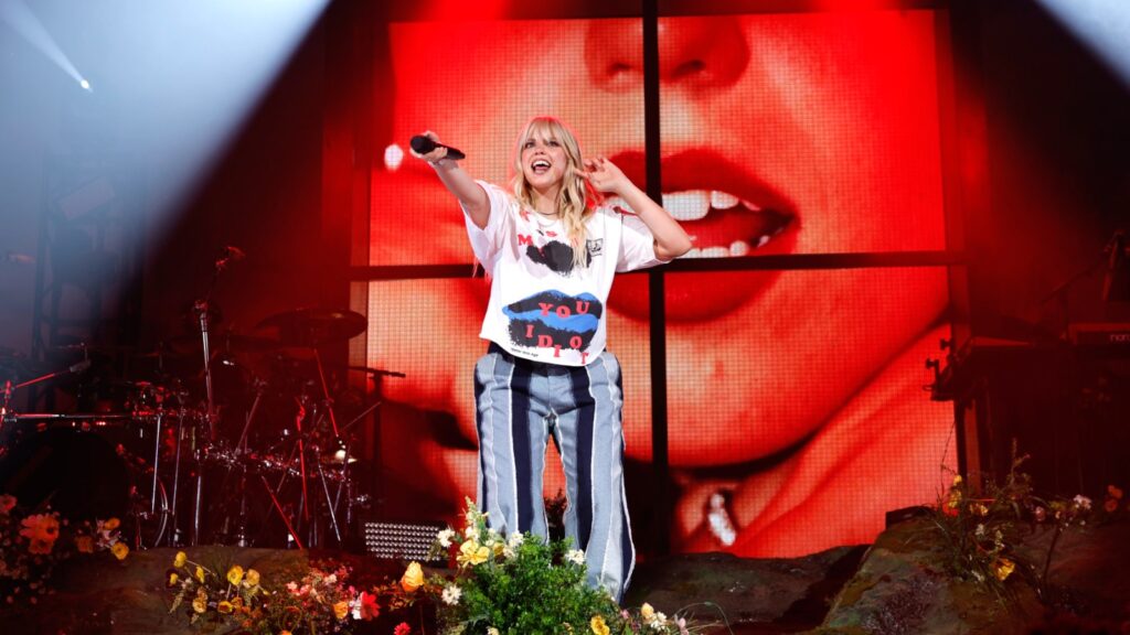 renee-rapp-embraces-the-high-and-brings-out-kesha-for-‘your-love-is-my-drug’-cover