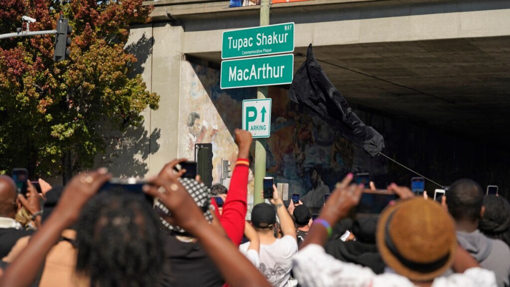 oakland-street-renamed-‘tupac-shakur-way’-to-honor-rapper