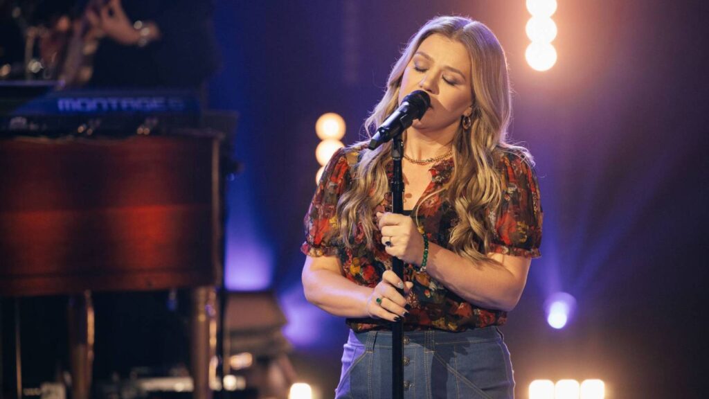 kelly-clarkson-gifts-christmas-early-with-‘love,-you-didn’t-do-right-by-me’