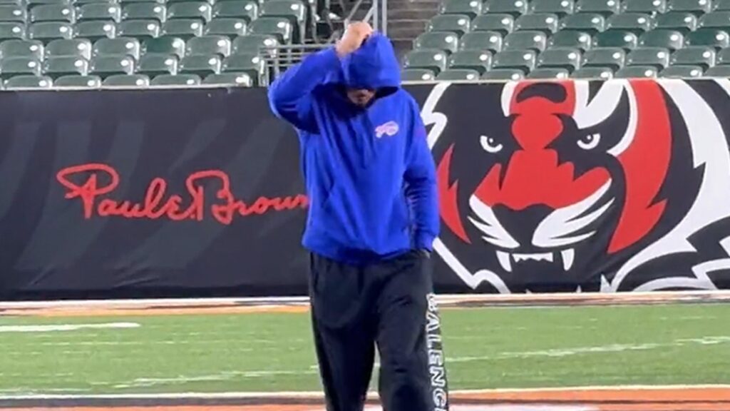 damar-hamlin-emotional-in-postgame-moment,-first-return-to-cincinnati