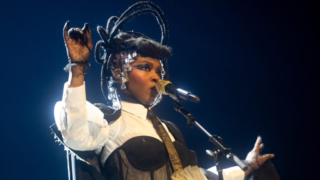 lauryn-hill-tells-audience-they’re-‘lucky’-she-even-showed-up-to-concert-she-agreed-to-play