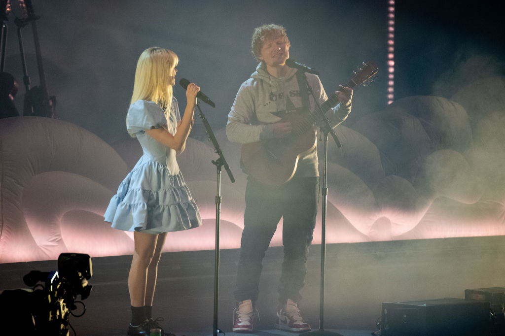 watch-ed-sheeran-and-maisie-peters-perform-‘lego-house’-at-wembley 