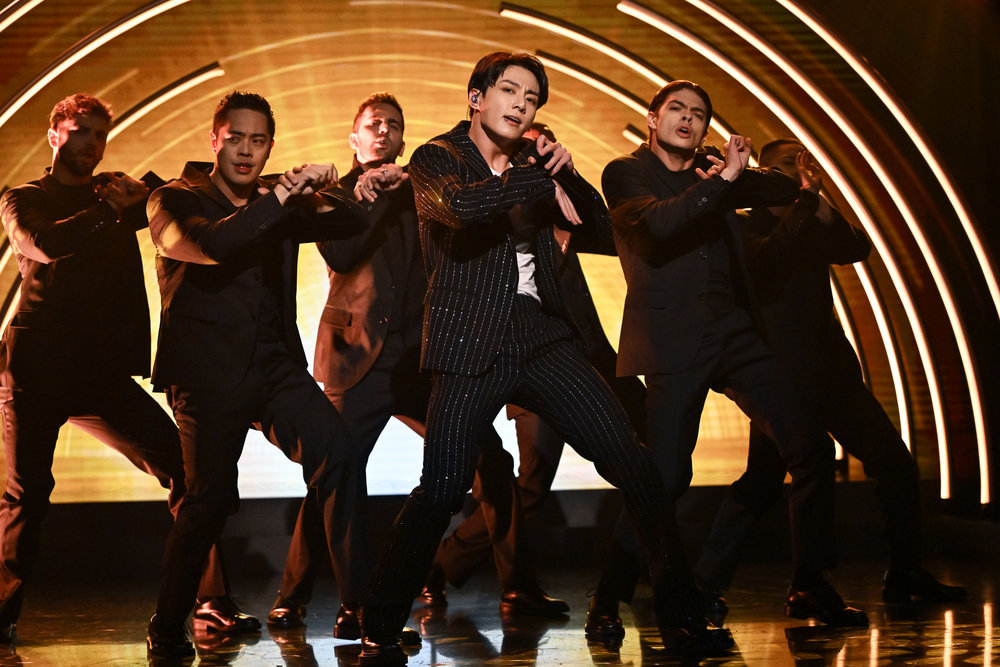 watch-jung-kook-perform-‘standing-next-to-you’-on-‘jimmy-fallon’