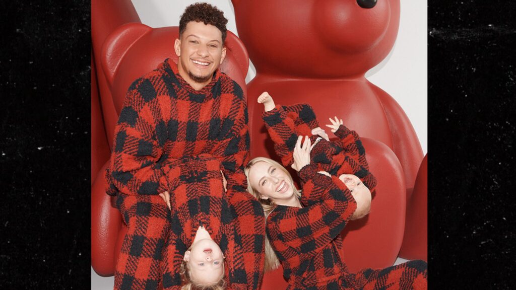 kim-kardashian’s-skims-brings-on-patrick-mahomes,-wife-brittany-for-holiday-campaign