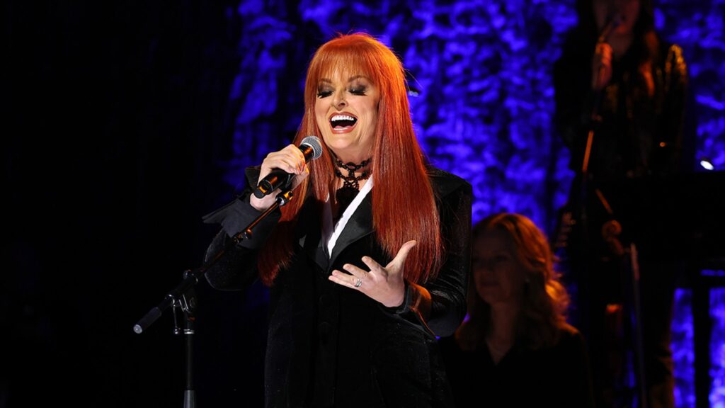 wynonna-judd-looks-okay-onstage-1-day-after-shaky-cma-performance