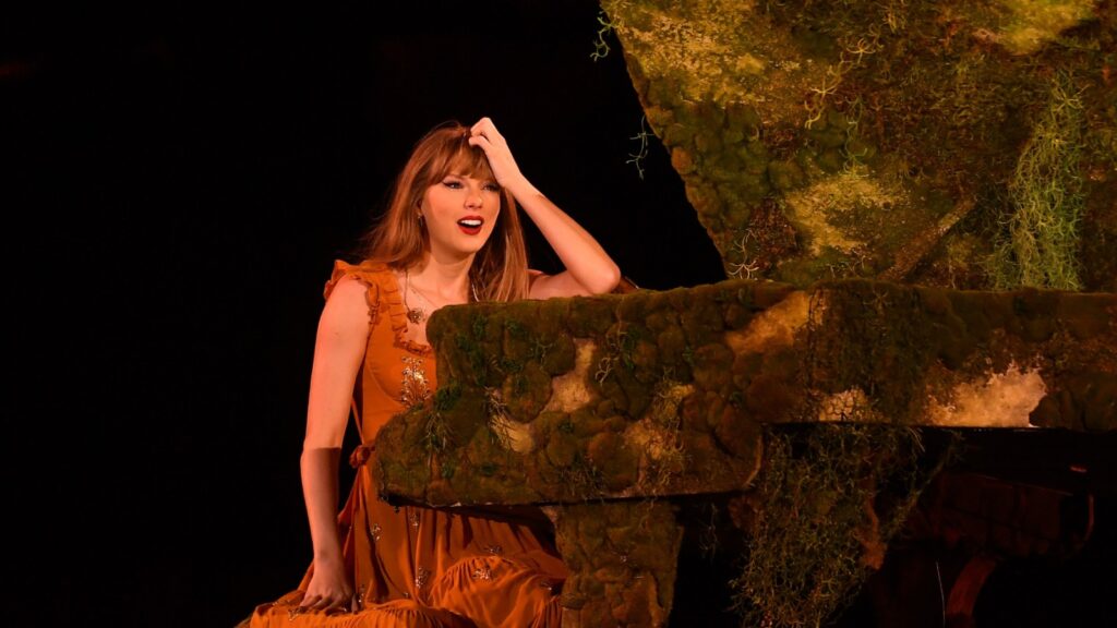 taylor-swift-changes-‘karma’-lyric-in-sweet-nod-to-boyfriend-travis-kelce