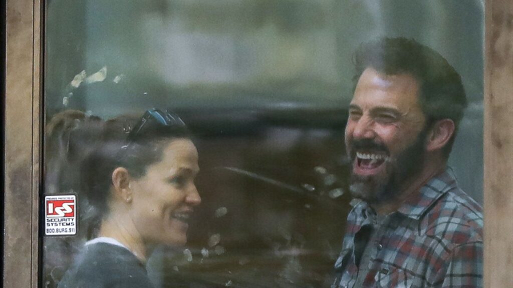 ben-affleck-and-jennifer-garner-laugh-it-up-during-son’s-basketball-game