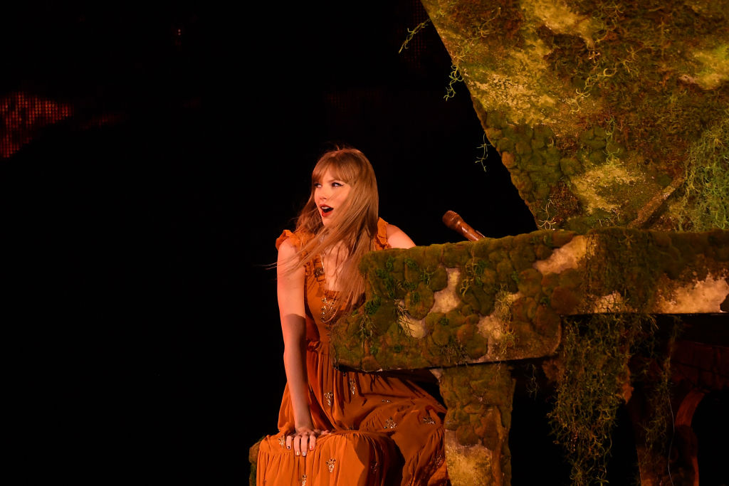 taylor-swift-asks-fans-not-to-throw-objects-on-stage:-‘it-really-freaks-me-out’