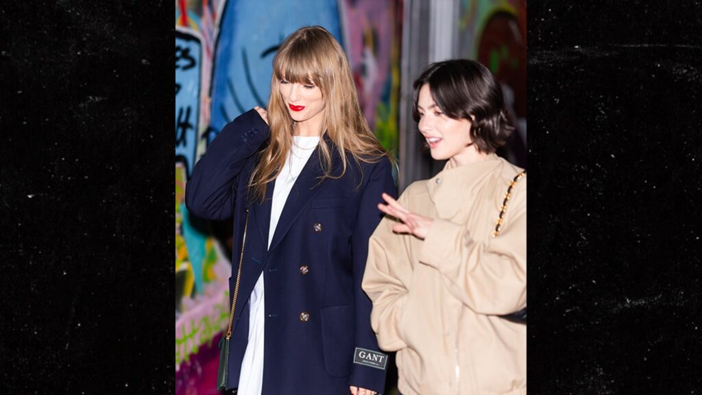 taylor-swift-steps-out-with-friend-gracie-abrams-in-new-york