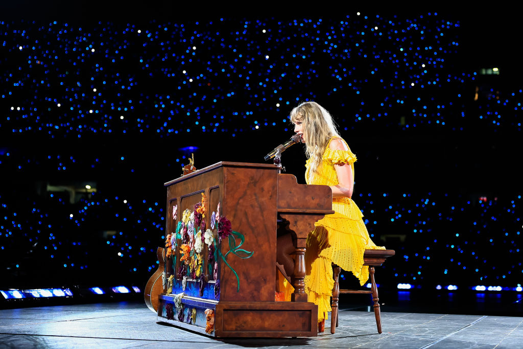 watch-taylor-swift-debut-‘bigger-than-the-whole-sky’-in-rio