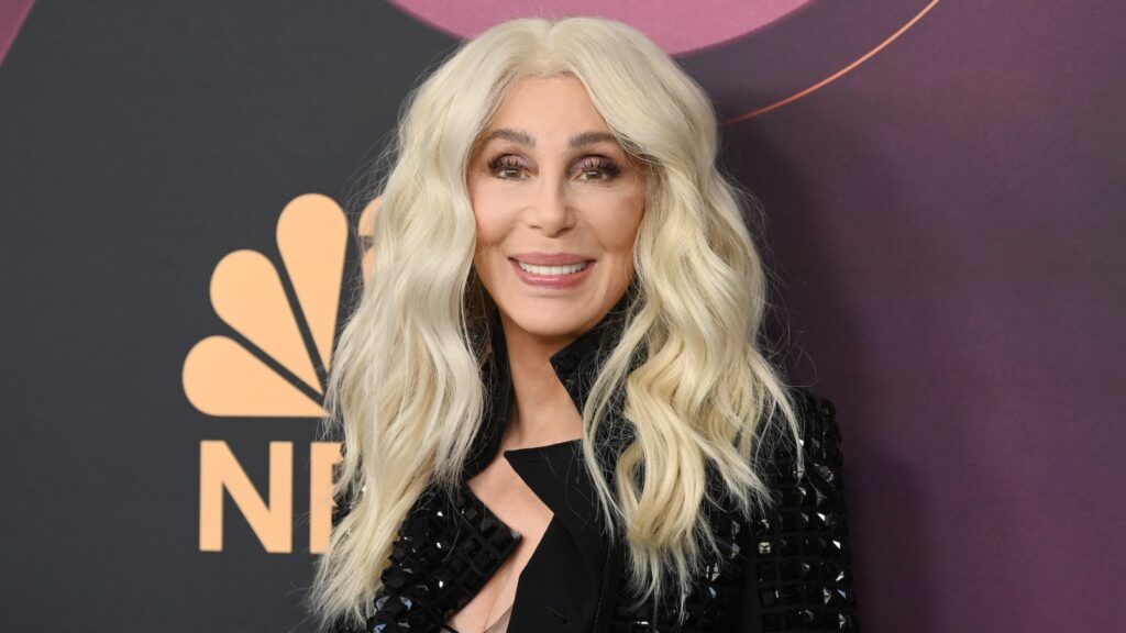 cher-officially-rings-in-christmas-to-close-out-macy’s-thanksgiving-day-parade