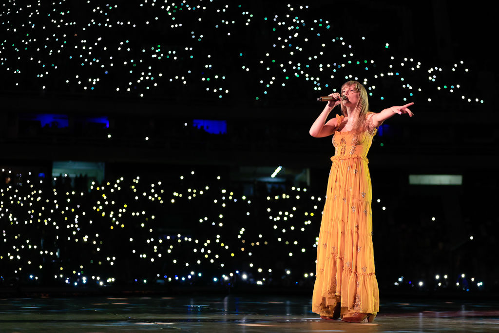 taylor-swift-closes-out-final-eras-tour-show-of-2023-with-‘it’s-time-to-go’-and-‘say-don’t-go’