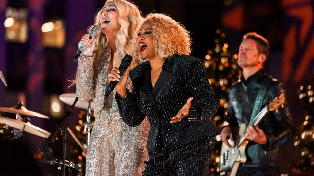 cher-and-darlene-love-reunite-for-‘christmas-(baby-please-come-home)’-at-tree-lighting