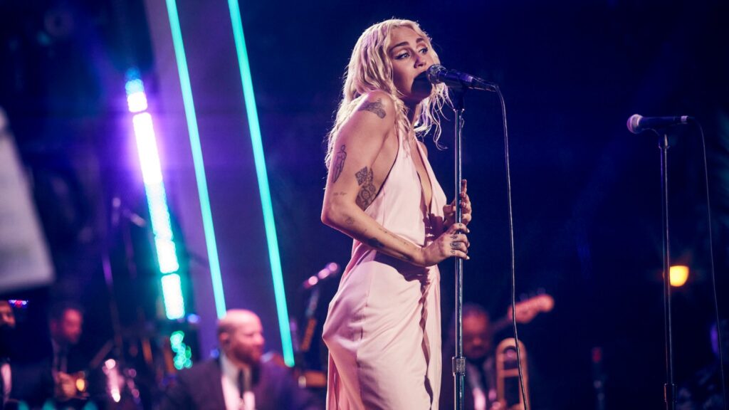 see-miley-cyrus-jazz-up-‘flowers’-for-its-debut-public-performance