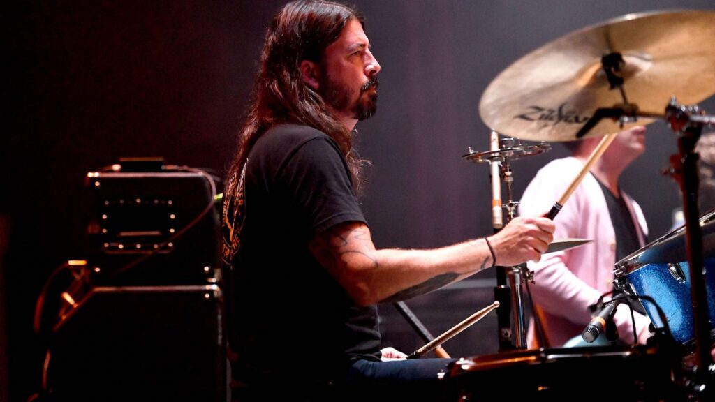 see-dave-grohl-perform-extended-rendition-of-prog-rock-epic-‘play’-at-2018-christmas-jam