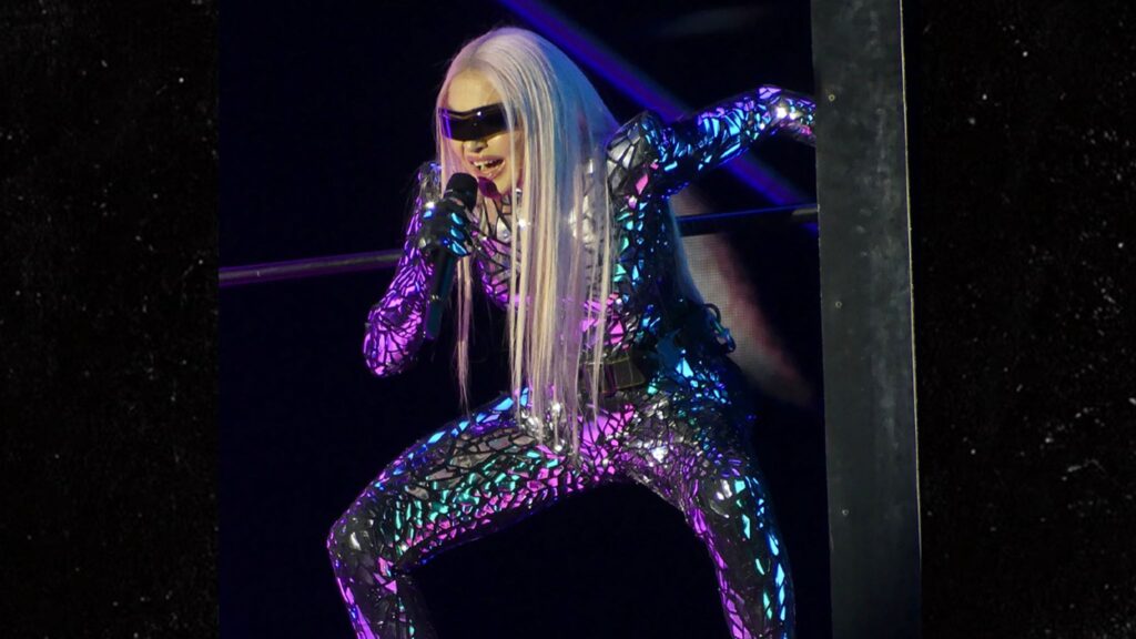 madonna-pisses-off-fans-by-starting-new-york-city-show-super-late