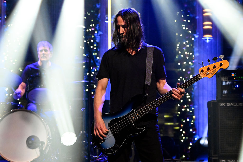 watch-keanu-reeves’-dogstar-showcase-pensive-song-‘blonde’-on-‘fallon’