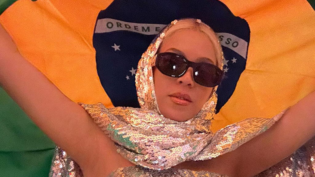 beyonce-surprises-brazil-fans-by-showing-up-for-‘renaissance’-screening