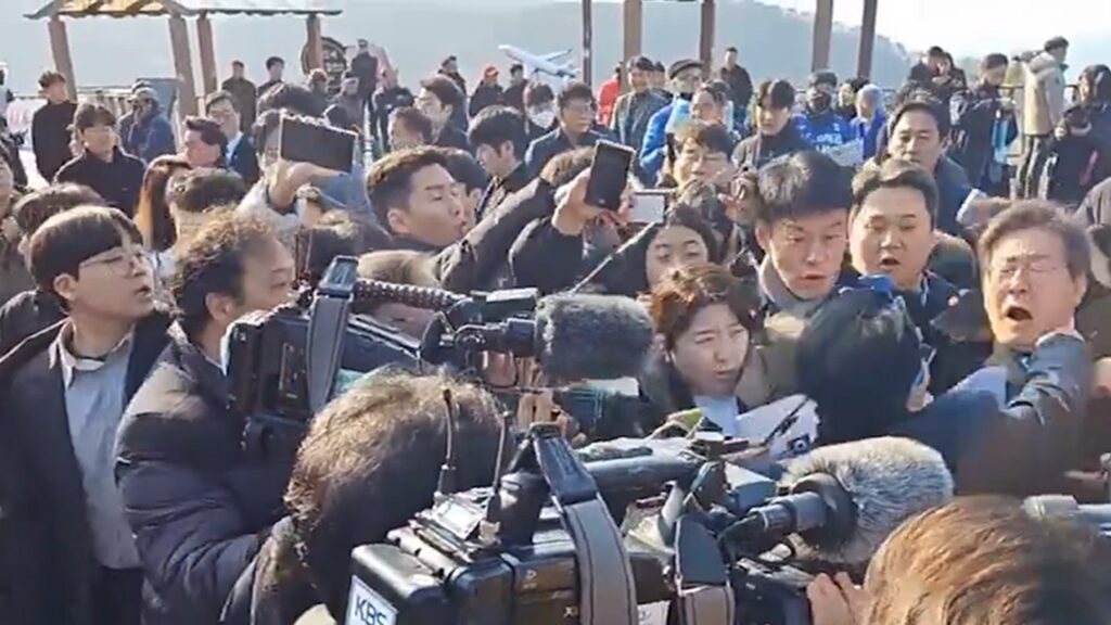 south-korean-democratic-party-leader-stabbed-in-neck-on-video