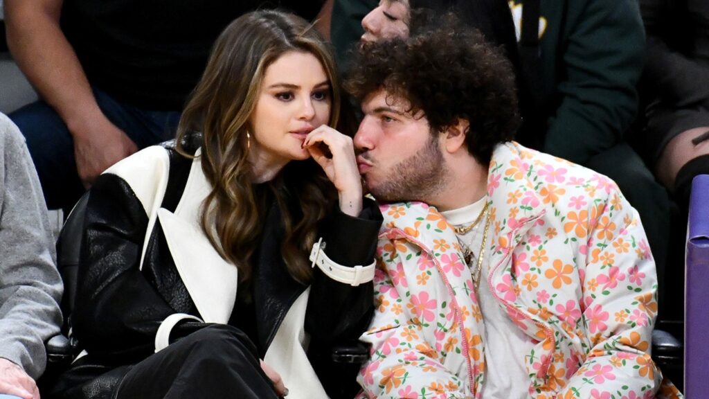 selena-gomez,-benny-blanco-pack-on-the-pda-at-lakers-game